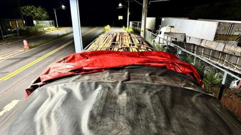 PRF apreende carga de madeira irregular e comprimidos durante fiscalização em Ipiranga do Piauí