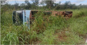 Ônibus escolar do ensino estadual, com vários alunos, tomba na zona rural de Floriano