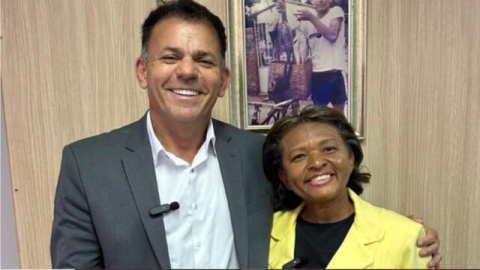 Deputado Cel. Carlos Augusto, de aniversário, está recebendo carinho da ex-vereadora Daguia de Dona Bela