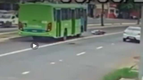 Vídeo: Motociclista cai em buraco de avenida e quase é atropelado por ônibus