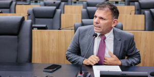 Cel. Carlos Augusto discursa na ALEPI, agradecendo ao Rafael Fonteles por encaminhamento de projetos