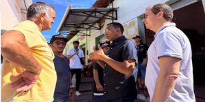 Júnior Percy e Joel Rodrigues conversam com moradores e movimentam feira livre de Cocal