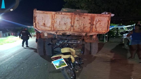 Motociclista morre após colidir em traseira de caminhão caçamba parado em via
