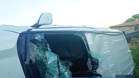 Mulher fica ferida ao perder controle de veículo, bater em outro e em seguida capotar