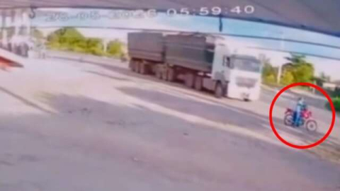 Motociclista sai ileso após ficar entre pneus de carreta durante acidente
