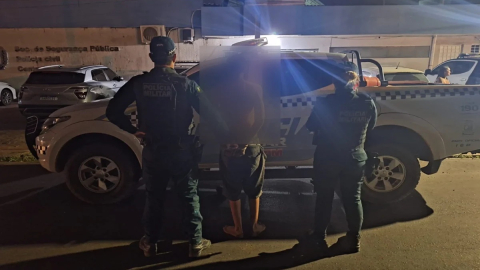 Homem é preso após ameaçar a mãe, quebrar moto e causar confusão