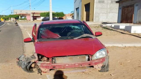 Jovem fica ferido após colidir em poste na BR 230