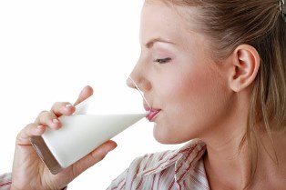 mulher-bebe-leite