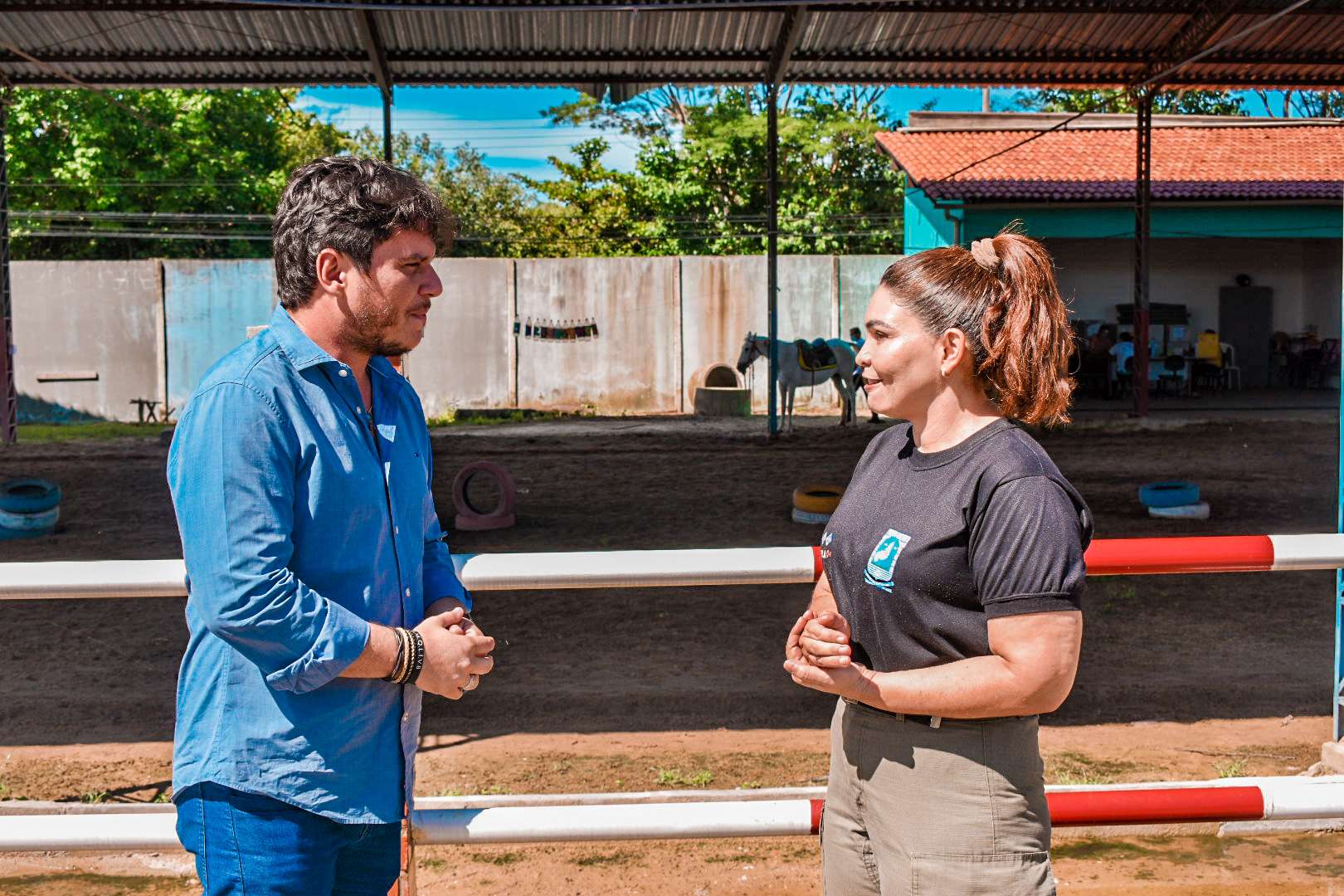 Vereador Carlos Eduardo visita projeto de equoterapia da cavalaria da PM em Teresina
