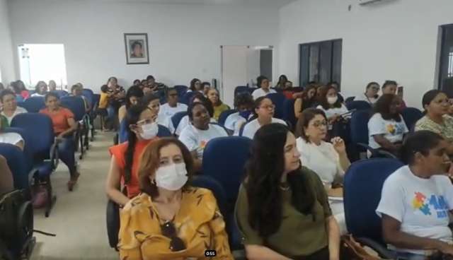 Familiares de pessoas autistas se reúnem para assistirem palestra em Floriano