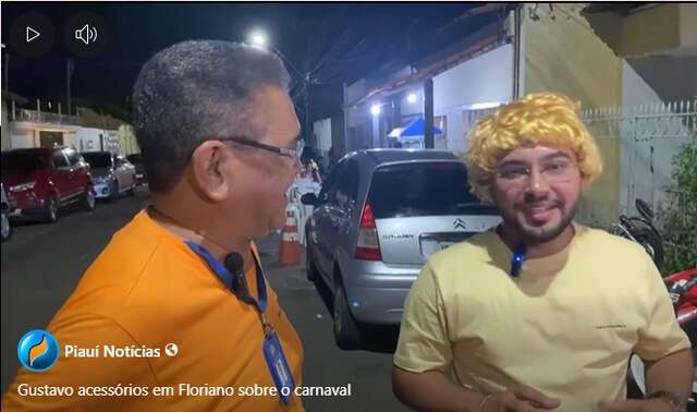 Gustavo Acessórios brincou o carnaval na porta de casa conversando com os familiares