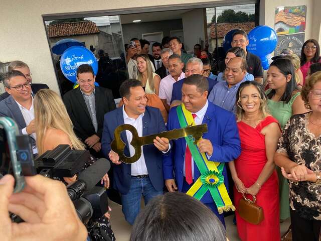 Gleydson renuncia e entrega a chave da Prefeitura de Barão ao vice-prefeito Antônio Carlos